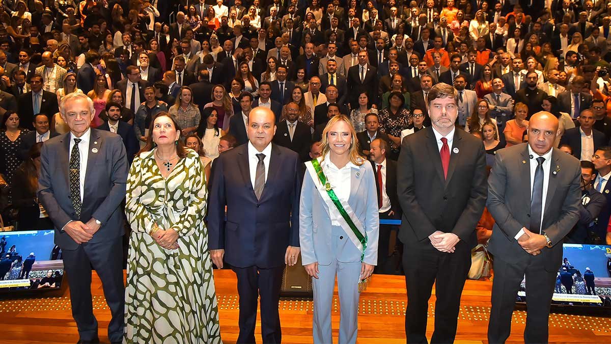 Celina Leão assume o GDF após renúncia de Ibaneis e promete priorizar saúde pública