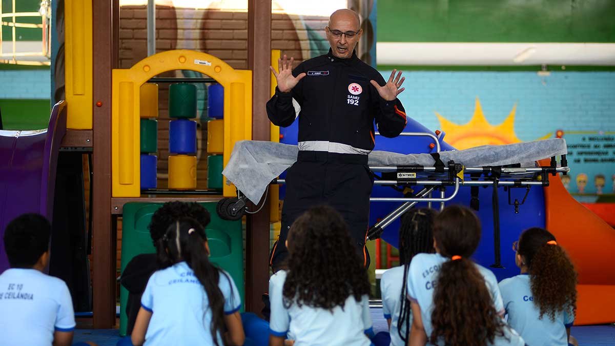 Projeto leva primeiros socorros para escolas do DF e ensina crianças a salvar vidas