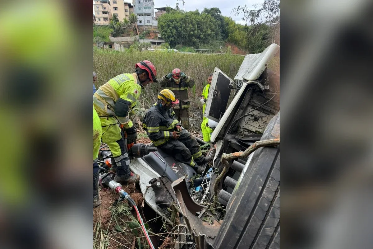 Motorista morre após caminhão cair de viaduto de 35 metros em MG