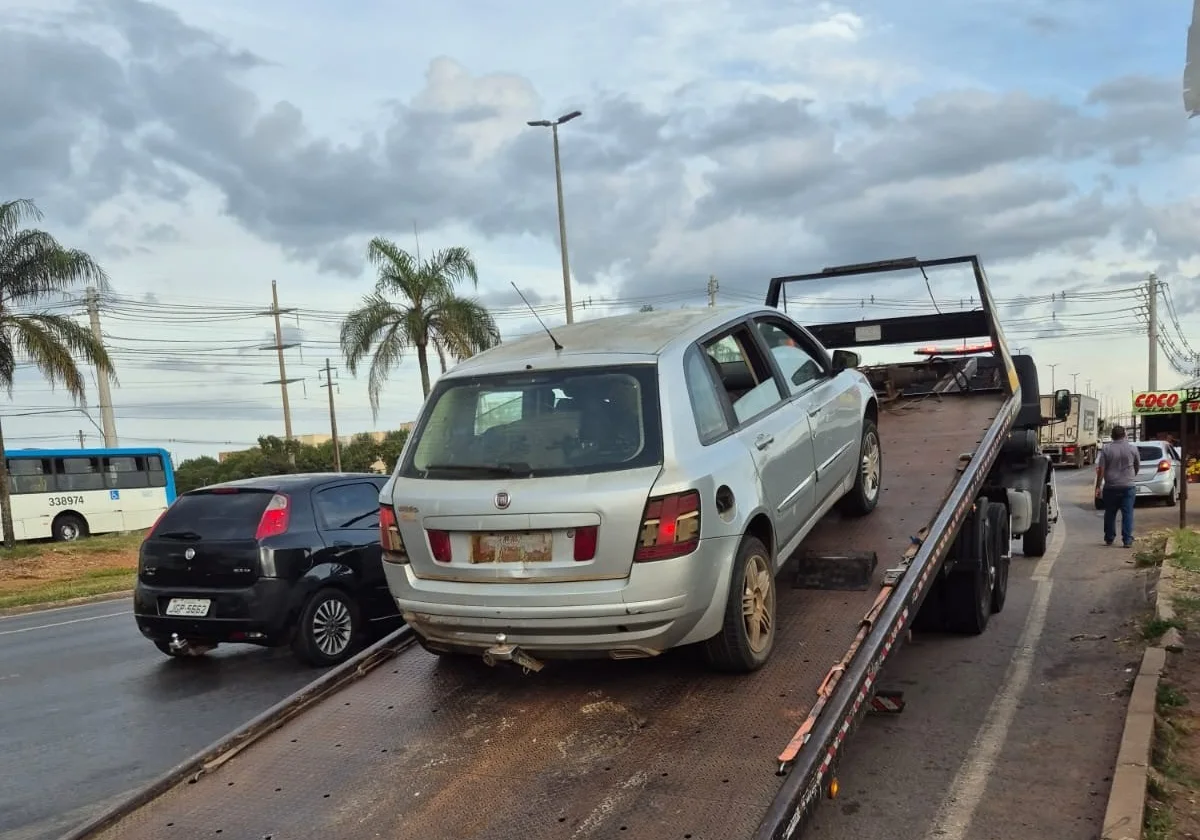 Carro com 10 anos de débitos e CNH suspensa é apreendido no DF