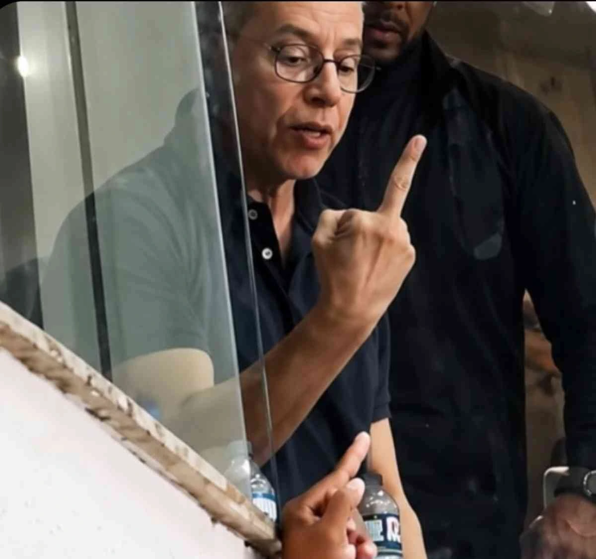Tensão Pós-Clássico: Luiz Estevão e Torcedores do Gama em Acirrada Discussão