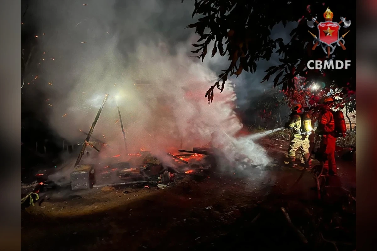 Incêndio devastador consome residência no Paranoá; fiação elétrica é ameaçada