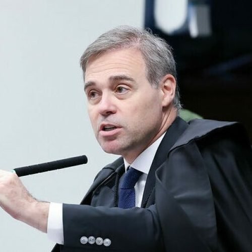 Avião com ministro André Mendonça tem decolagem interrompida por problema técnico