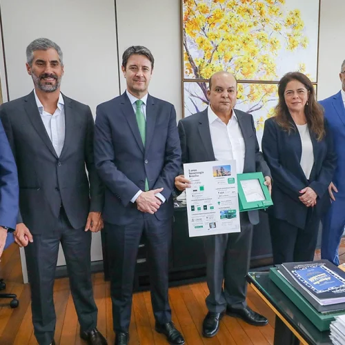 Brasília estreia rota turística com ônibus movido a hidrogênio verde e emissão zero