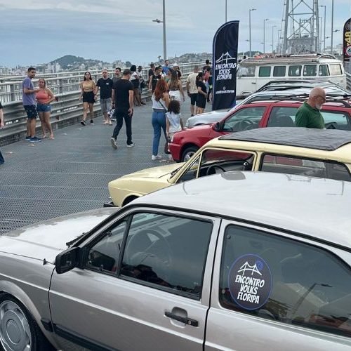 Ponte Hercílio Luz recebe encontro de carros antigos em Florianópolis
