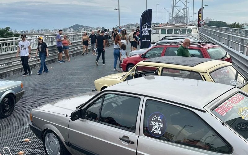 Ponte Hercílio Luz recebe encontro de carros antigos em Florianópolis