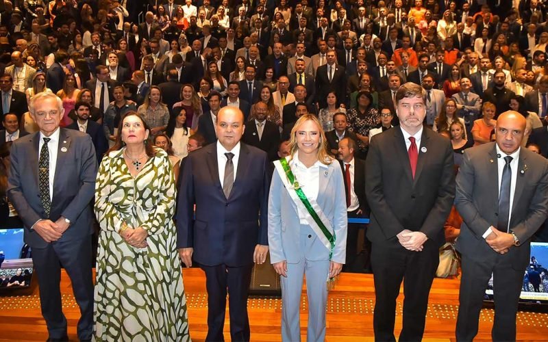 Celina Leão assume o GDF após renúncia de Ibaneis e promete priorizar saúde pública