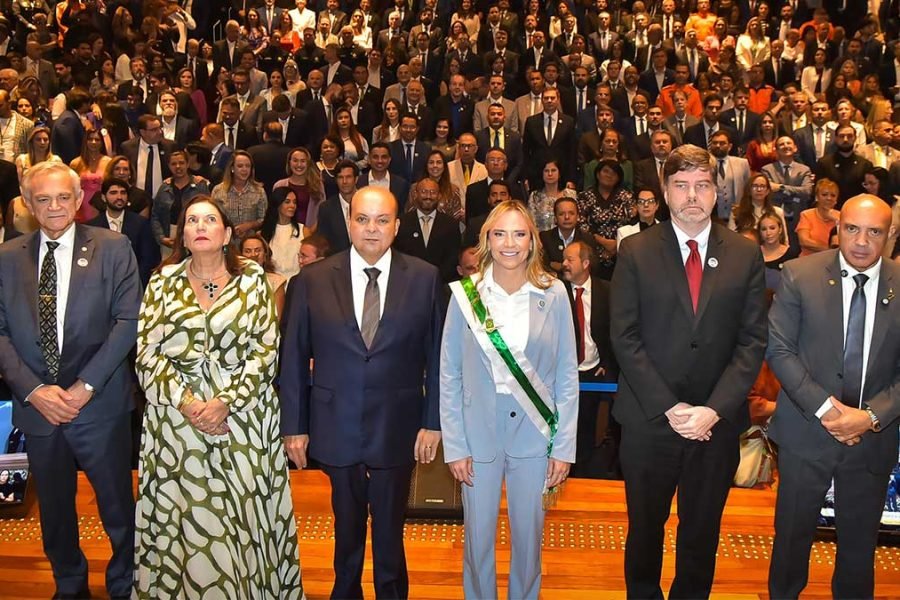 Celina Leão assume o GDF após renúncia de Ibaneis e promete priorizar saúde pública