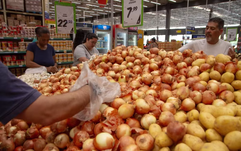 IPCA-15 sobe acima do esperado em março e alimentos pressionam inflação no Brasil