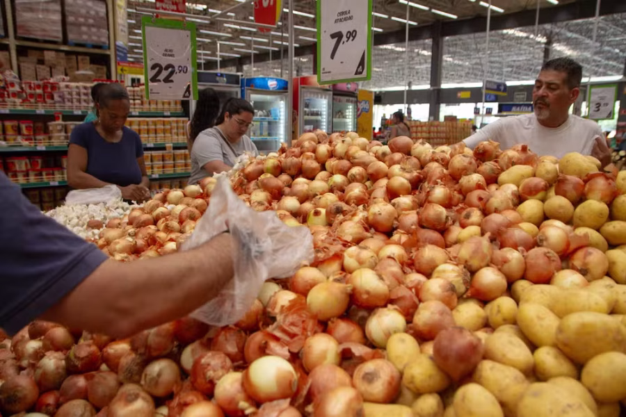 IPCA-15 sobe acima do esperado em março e alimentos pressionam inflação no Brasil