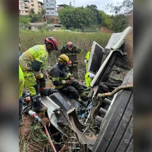Motorista morre após caminhão cair de viaduto de 35 metros em MG