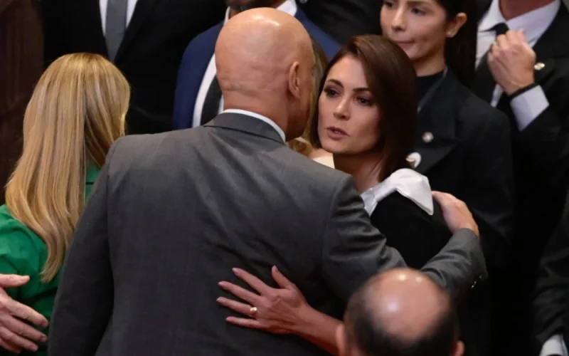 Moraes e Michelle Bolsonaro: Cumprimento Inesperado em Posse do TSE