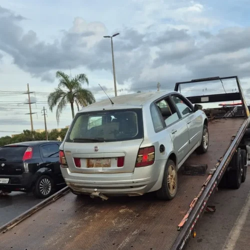Carro com 10 anos de débitos e CNH suspensa é apreendido no DF