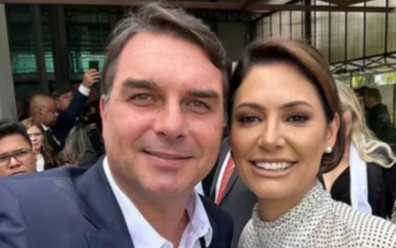 Flávio Bolsonaro Reafirma Candidatura e Afasta Michelle da Disputa