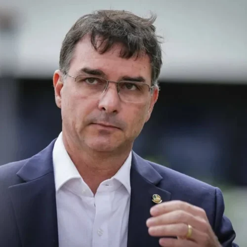 Flávio Bolsonaro se pronuncia sobre operação da PF contra Ciro Nogueira