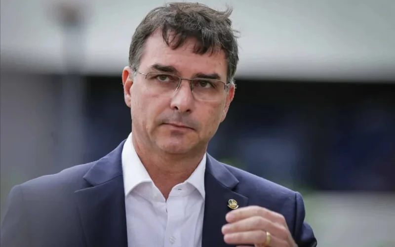 Flávio Bolsonaro se pronuncia sobre operação da PF contra Ciro Nogueira