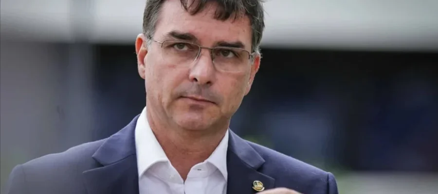 Flávio Bolsonaro se pronuncia sobre operação da PF contra Ciro Nogueira