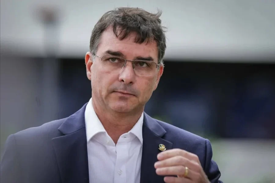 Flávio Bolsonaro se pronuncia sobre operação da PF contra Ciro Nogueira