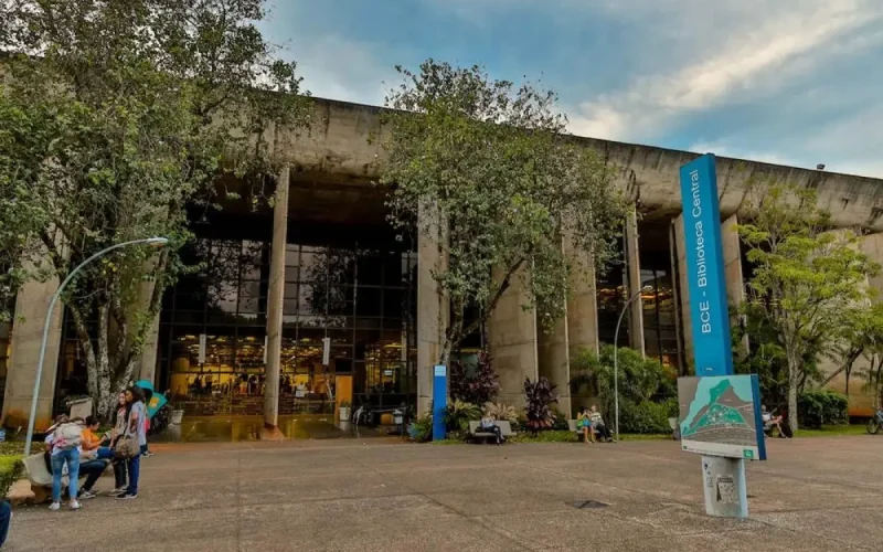 Violência à Luz do Dia na UnB: Homem Agarra Mulher em Frente à Biblioteca