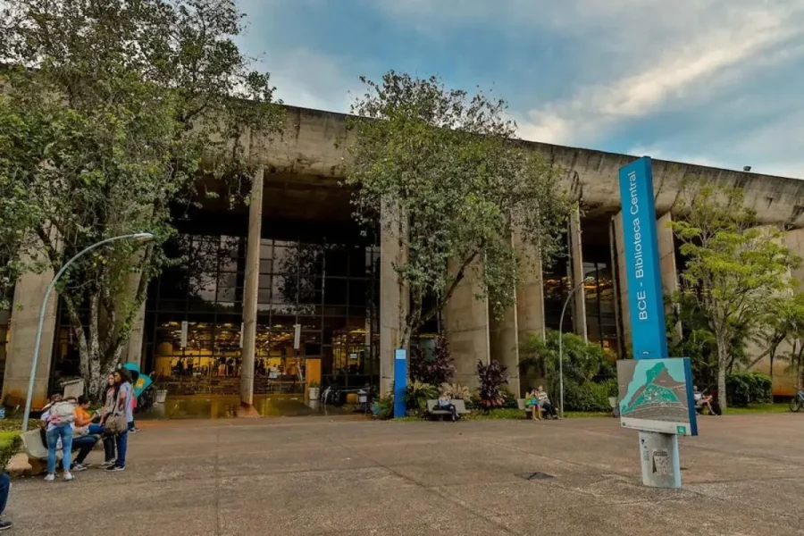 Violência à Luz do Dia na UnB: Homem Agarra Mulher em Frente à Biblioteca