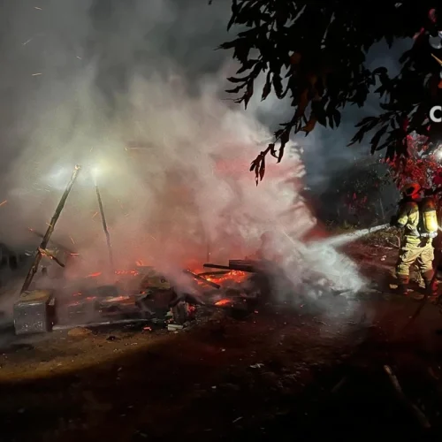 Incêndio devastador consome residência no Paranoá; fiação elétrica é ameaçada