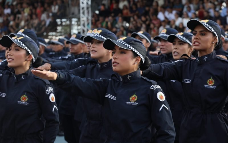 Cerimônia marca entrega do primeiro uniforme a alunos da PMDF em formação